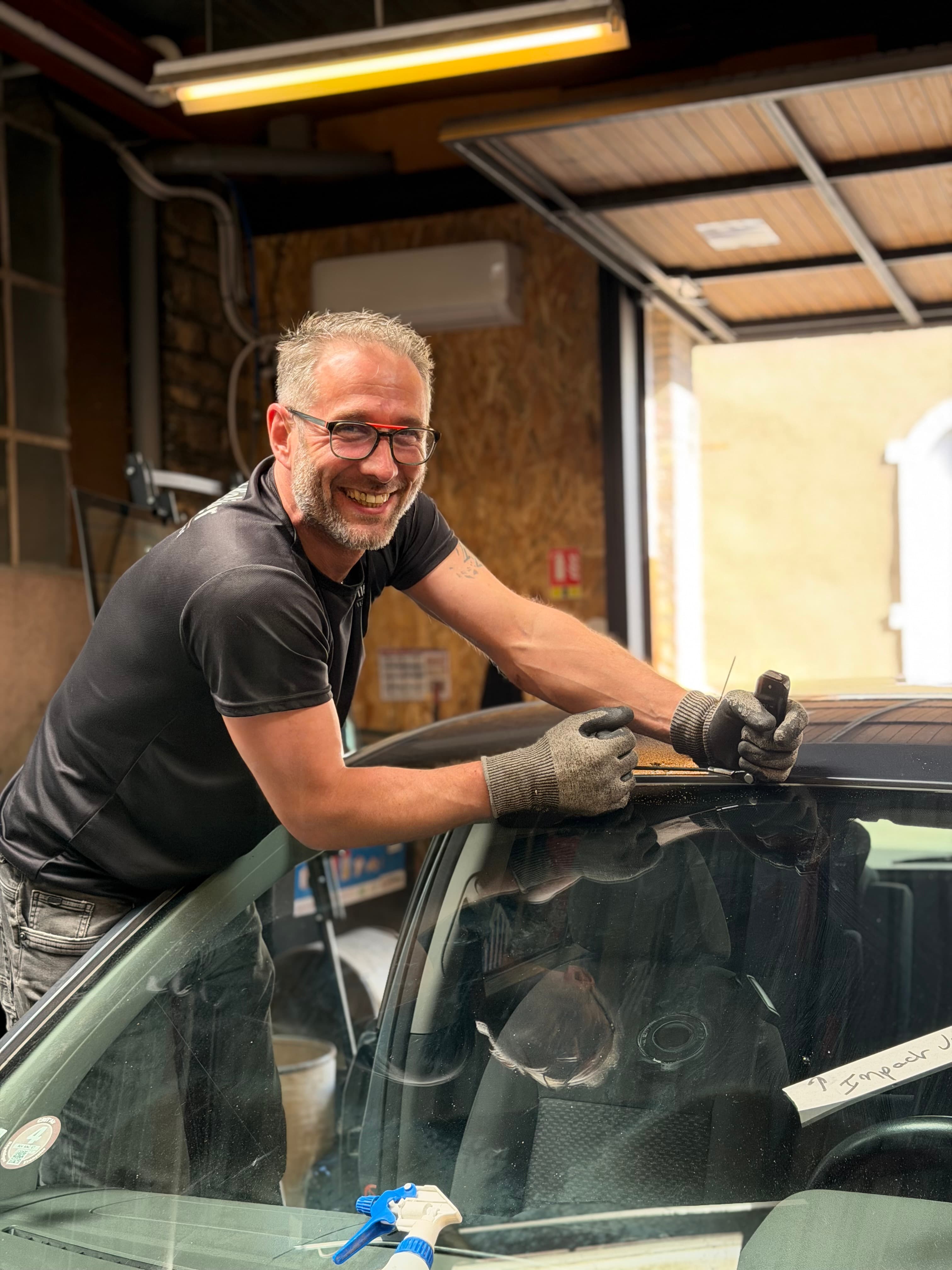 Aurélien, gérant de L'Atelier Pare-Brise, au travail dans son atelier à Montbéliard