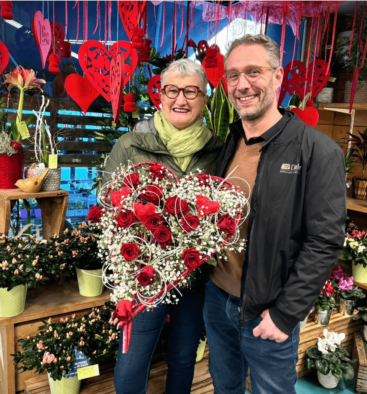 Aurélien avec une commerçante locale fleuriste partenaire
